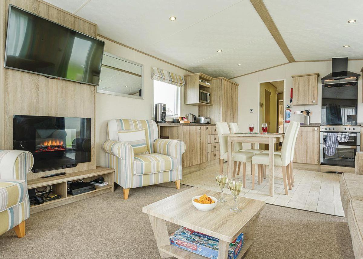 Piran Meadows Resort New Quay Esterno foto