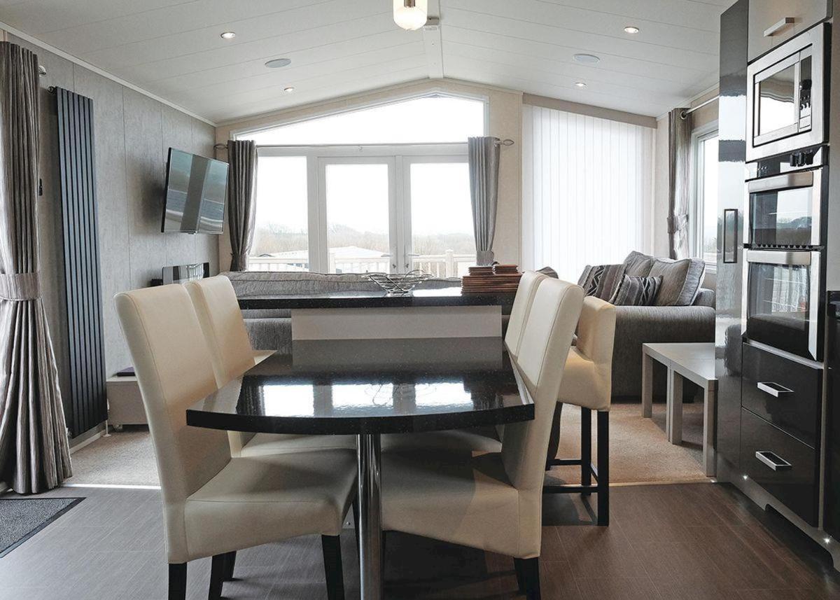 Piran Meadows Resort New Quay Esterno foto