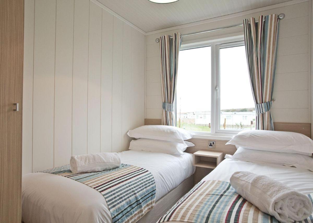 Piran Meadows Resort New Quay Esterno foto