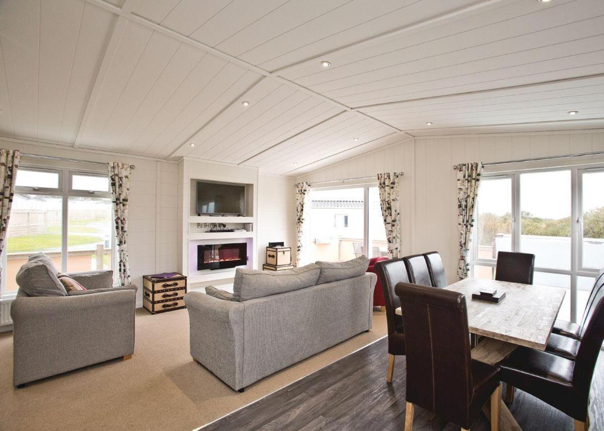 Piran Meadows Resort New Quay Esterno foto