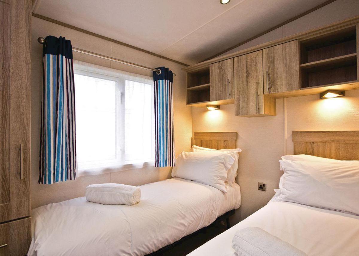 Piran Meadows Resort New Quay Esterno foto