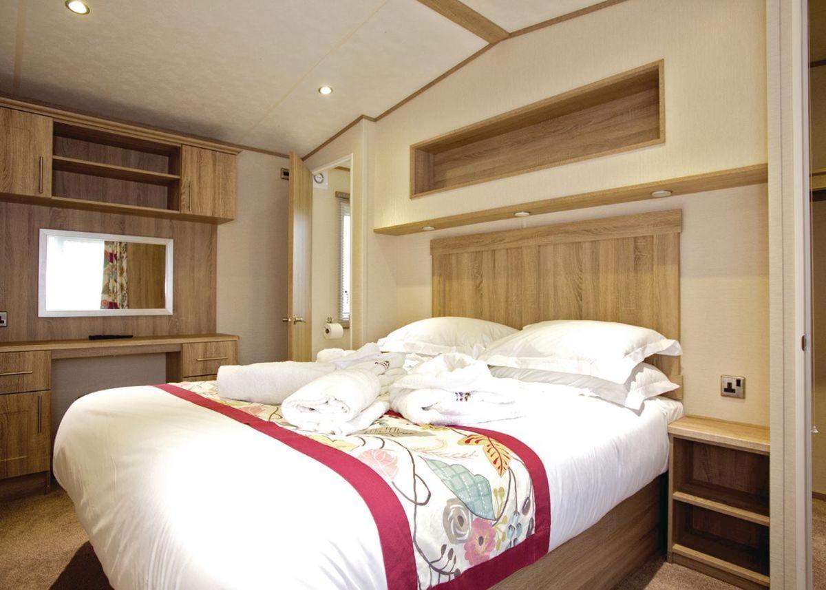 Piran Meadows Resort New Quay Esterno foto