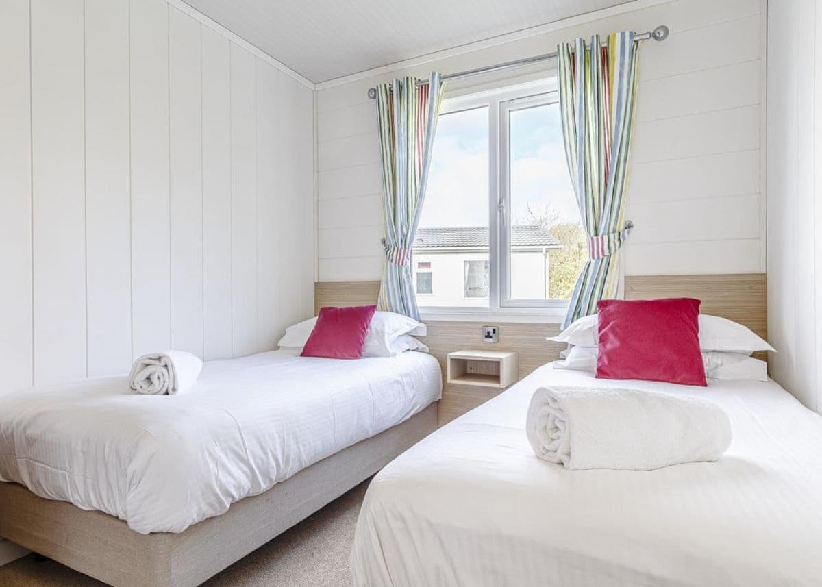 Piran Meadows Resort New Quay Esterno foto